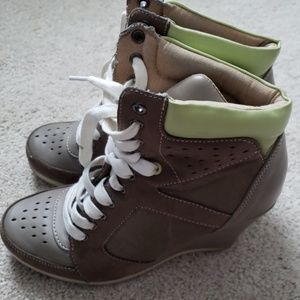 Wedge sneaker